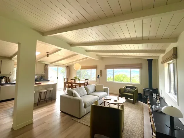 Charming Renovated Lakeview Home in Naramata – 2 Bedrooms / 2 Bathrooms – King Bed